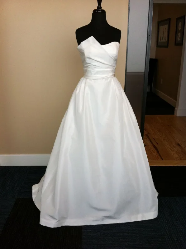 A perfect wardrobe for fashionable women   Amsale Lauren