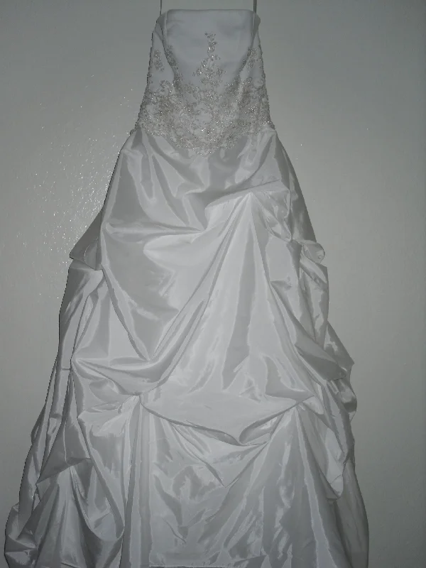 Fashionable clothing to fit every body type   David's Bridal David's Bridal V9202 Size 4