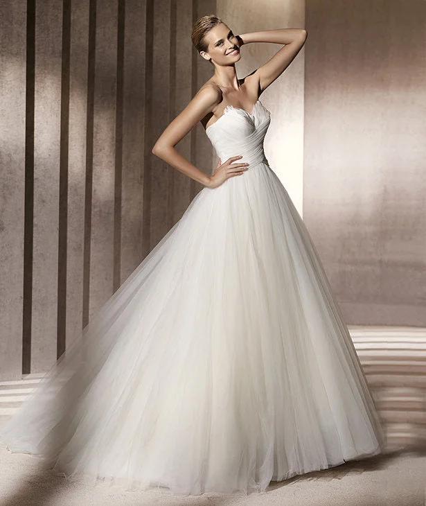 Fashionable clothing to fit every body type   Pronovias Barbate
