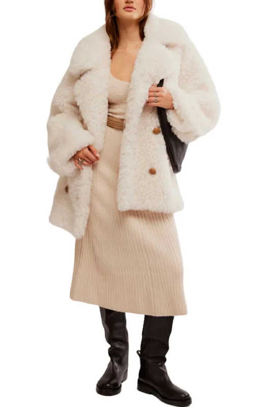 Discover the latest trends in women’s fashion   Sophie Peacoat In White