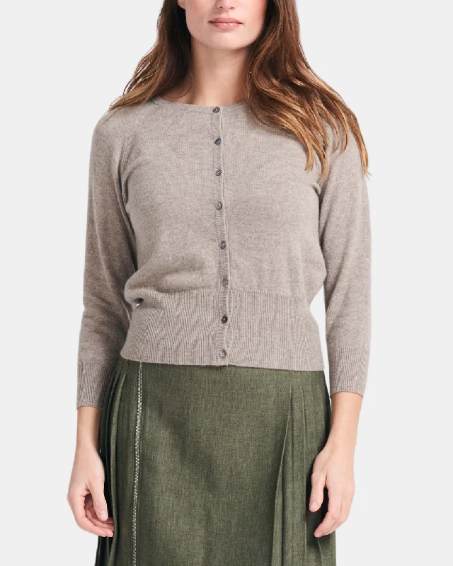 Effortlessly chic outfits for the modern woman SHRUNKEN CARDIGAN IN ORGANIC LIGHT BROWN Effortlessly chic outfits for the modern woman SHRUNKEN CARDIGAN IN ORGANIC LIGHT BROWN